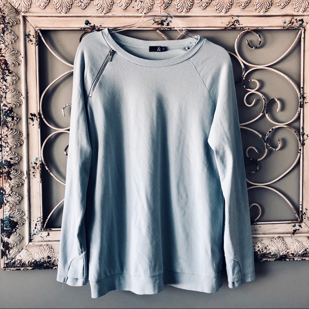 Baby blue sweatshirt, luxuriously soft!